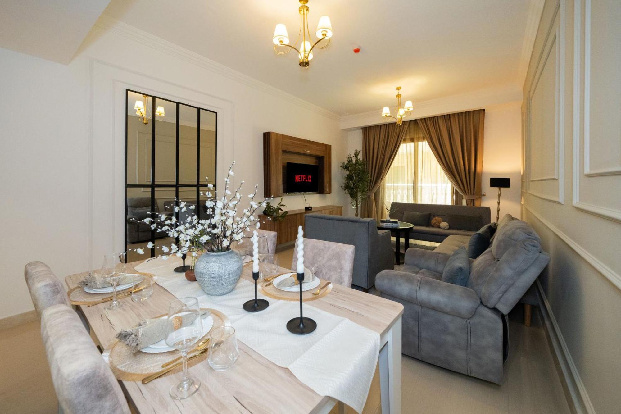 Luxe Spacious 1 Bedroom Apartment *